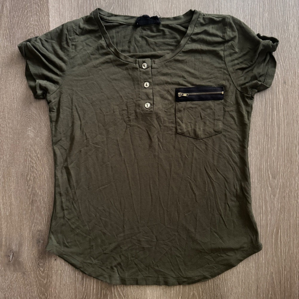 Sweet Wanderer Henley Top Womens Medium Olive Green Zipper Pocket Short Sleeve